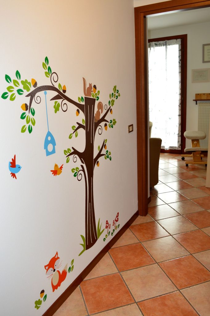 Il corridoio dello studio, con un albero e una volpe disegnati sulla parete