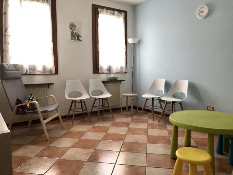 La sala per i gruppi, con sedie in cerchio e tavolino per i bambini