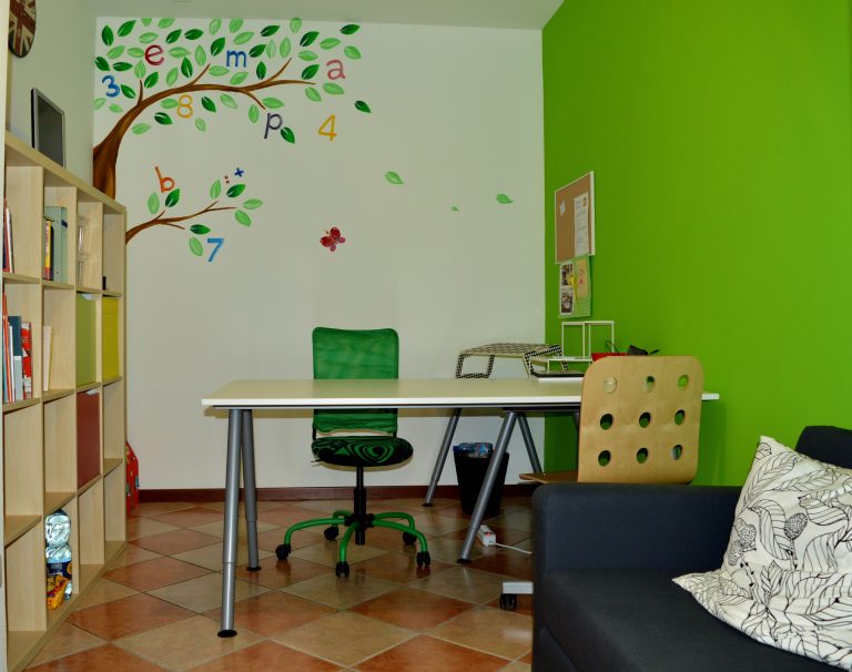 La stanza dell'apprendimento, con l'albero di lettere e numeri dipinto sulla parete